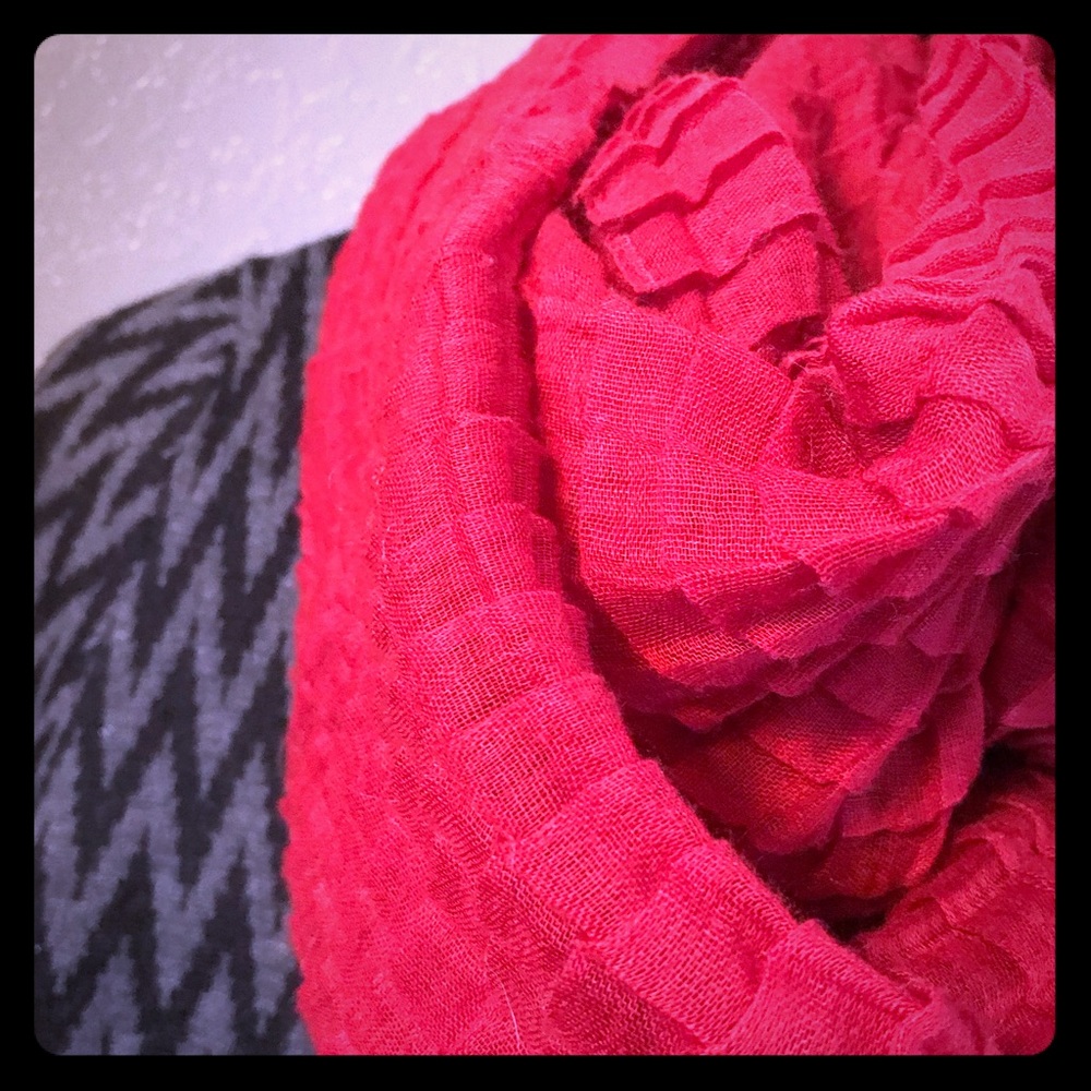 🌟3/$12 Red Textured Infinity Scarf By Cejon 🔥🧣
